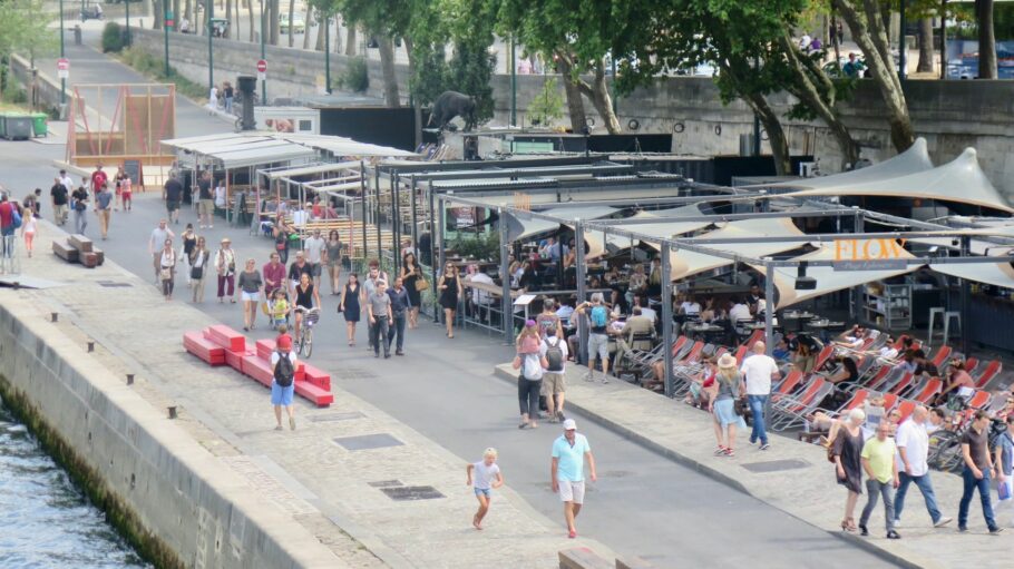 Pessoas andando na orla do Rio Sena