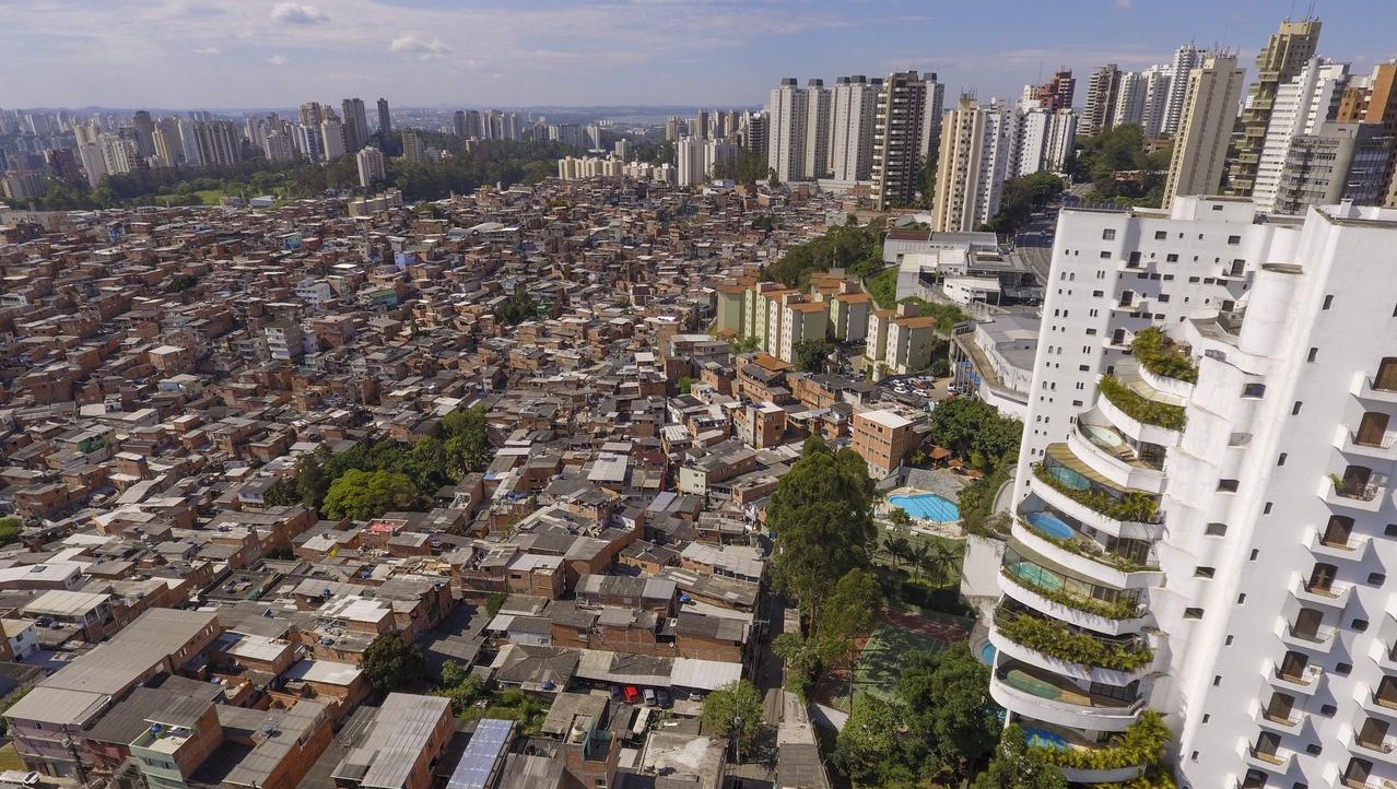 Reflexões sobre a decadência de um famoso prédio paulistano